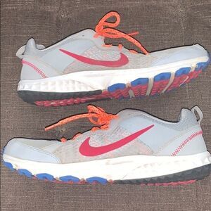 EUC WOMEN’S 11 NIKE WILD TRAIL SHOES
